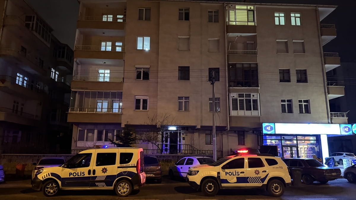 Kayseri’nin Kocasinan ilçesinde bir kişi evinde ölü bulundu. Polis olayla ilgili çalışma...