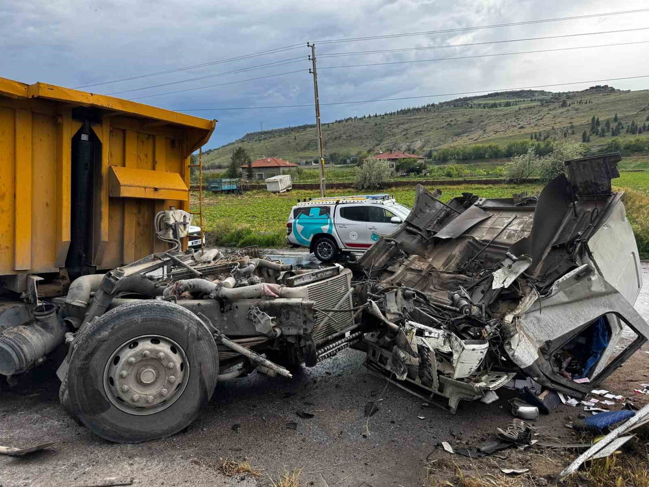 KAYSERİ’NİN KOCASİNAN İLÇESİNDE HAFRİYAT KAMYONU İLE LOKOMOTİFİN ÇARPIŞTIĞI KAZADA 2 KİŞİ...