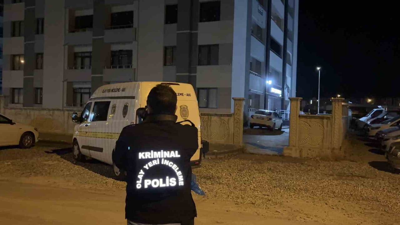 KAYSERİ’NİN KOCASİNAN İLÇESİNDE İDDİAYA GÖRE ‘LAF ATMA’ MESELESİ NEDENİYLE ÇIKAN BIÇAKLI KAVGADA...