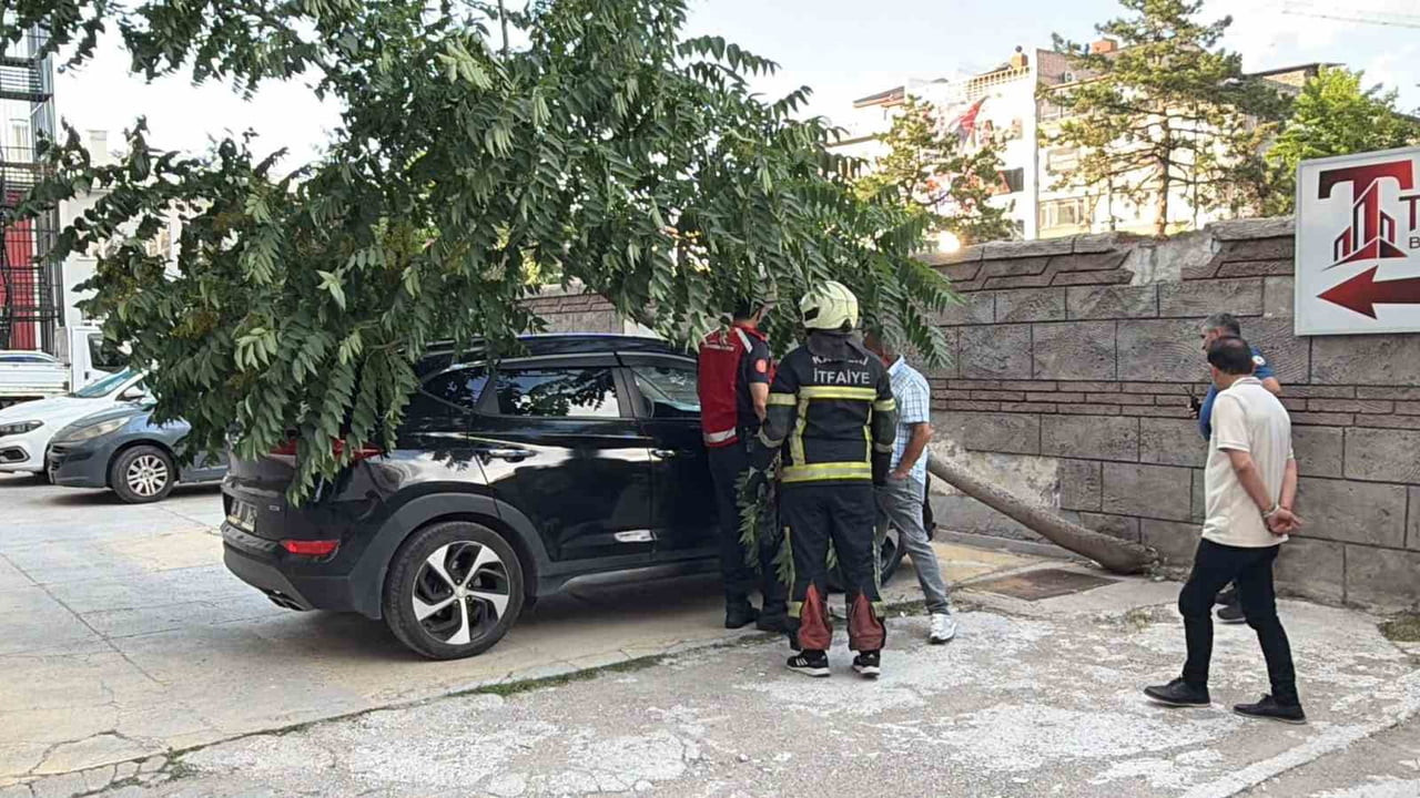 KAYSERİ’NİN KOCASİNAN İLÇESİNDE KÖKÜ DUVARIN ALTINDA KALAN AĞAÇ PARK HALİNDEKİ BİR ARACIN ÜZERİNE...