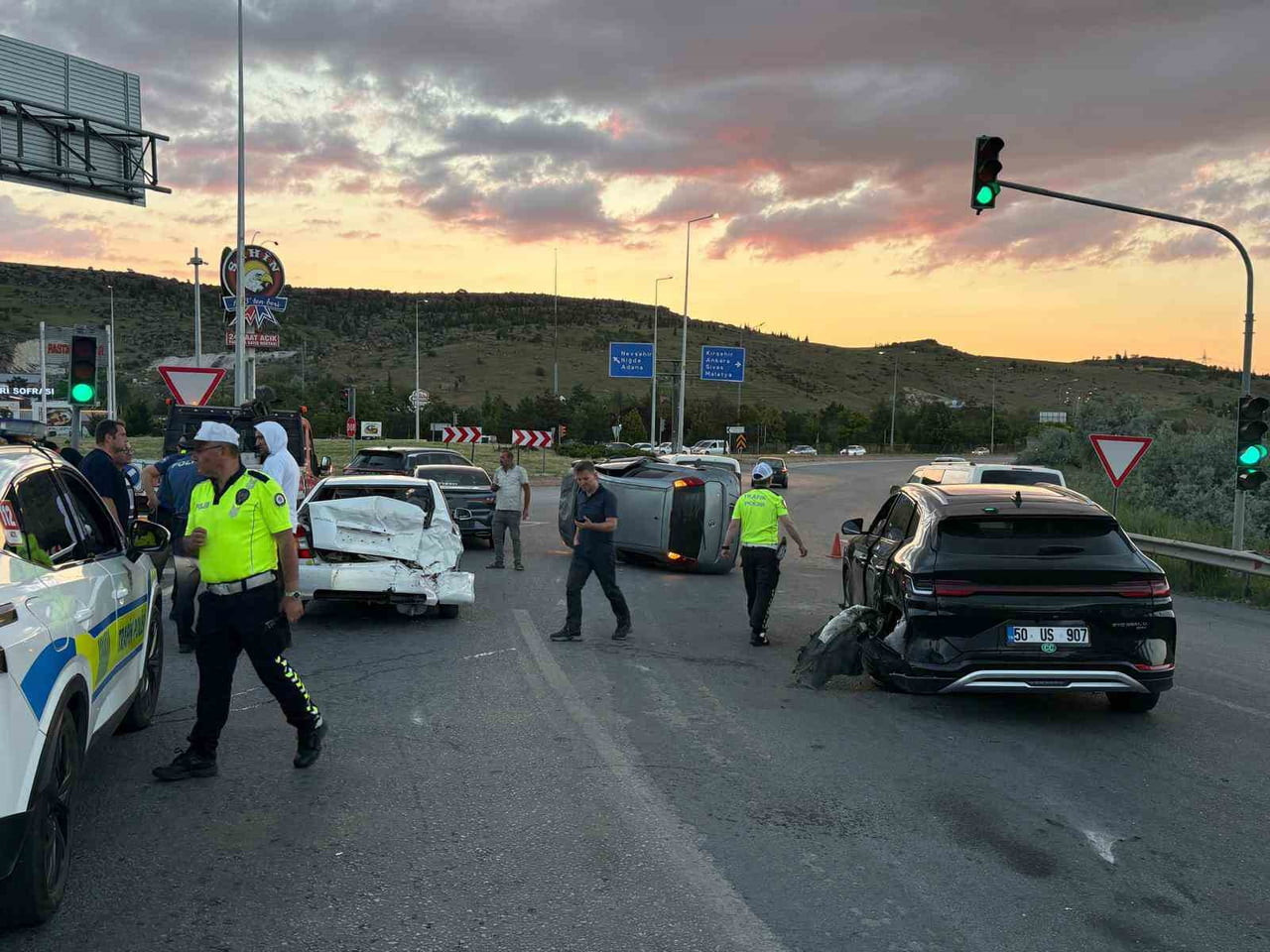 KAYSERİ’NİN KOCASİNAN İLÇESİNDE KONTROLDEN ÇIKAN OTOMOBİL IŞIKTA BEKLEYEN 4 ARACA ÇARPARAK, YAN...