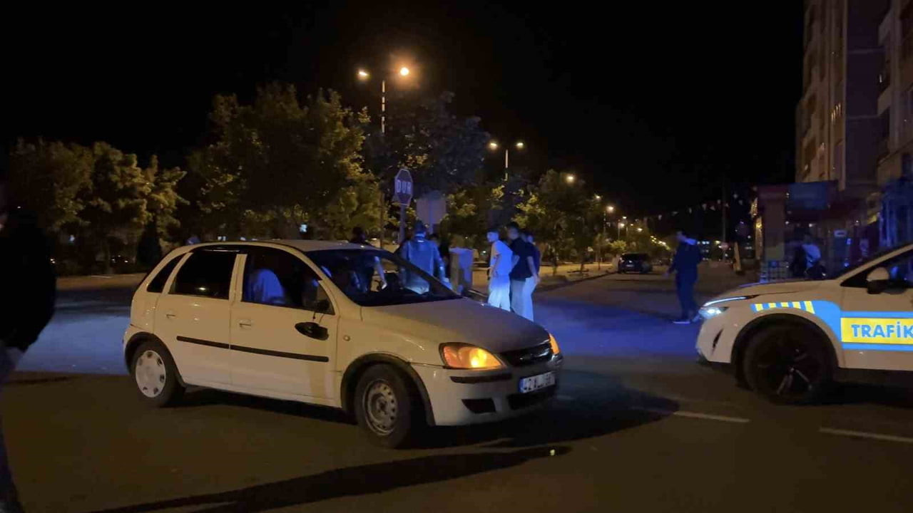 KAYSERİ’NİN KOCASİNAN İLÇESİNDE OTOMOBİL İLE MOTOSİKLETİN ÇARPIŞTIĞI KAZADA, 1’İ AĞIR 2 KİŞİ...