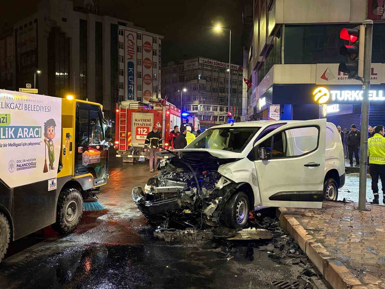 KAYSERİ’NİN KOCASİNAN İLÇESİNDE OTOMOBİLLE HAFİF TİCARİ OTOMOBİLİN ÇARPIŞTIĞI KAZADA SÜRÜCÜLER...