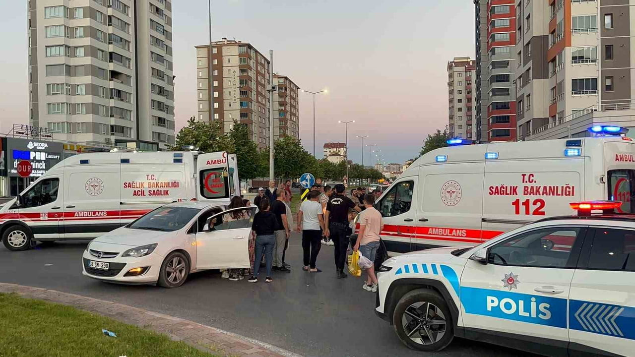 KAYSERİ’NİN KOCASİNAN İLÇESİNDE OTOMOBİLLE MOTOSİKLETİN ÇARPIŞTIĞI TRAFİK KAZASINDA MOTOSİKLET...