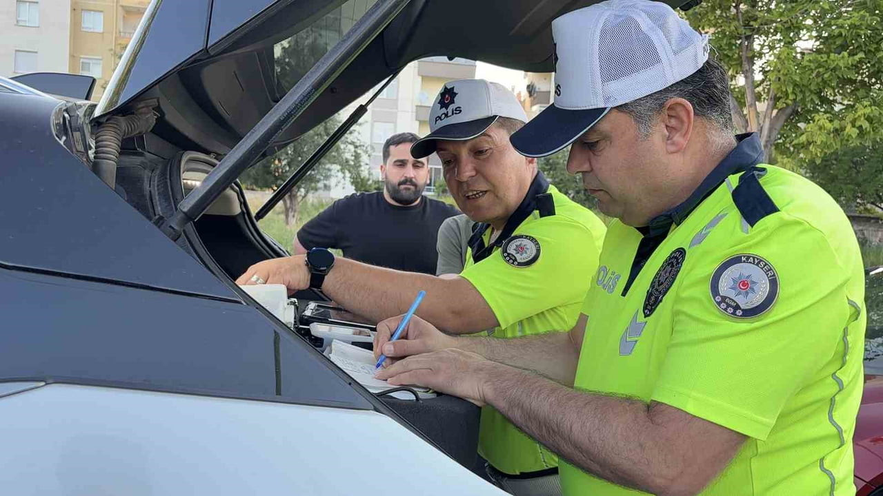 KAYSERİ’NİN KOCASİNAN İLÇESİNDE POLİS EKİPLERİNİN ŞÜPHE ÜZERİNE DURDURULAN OTOMOBİLİN SÜRÜCÜSÜ...