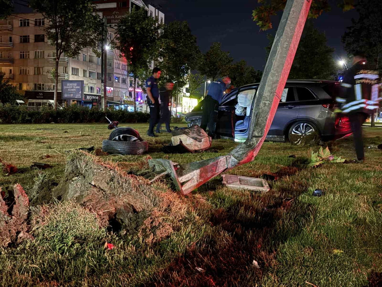 KAYSERİ’NİN KOCASİNAN İLÇESİNDE VİRAJI ALAMAYAN SUV TARZI ARAÇ KALDIRIMI AŞARAK, AYDINLATMA...