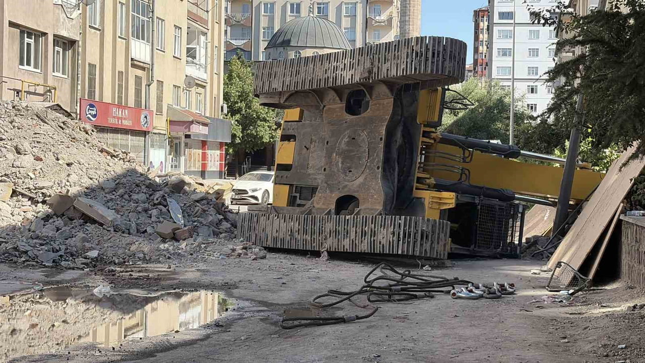 KAYSERİ’NİN KOCASİNAN İLÇESİNDE YIKIM ÇALIŞMASI YAPAN İŞ MAKİNASININ DEVRİLMESİ SONUCU BİR KİŞİ...