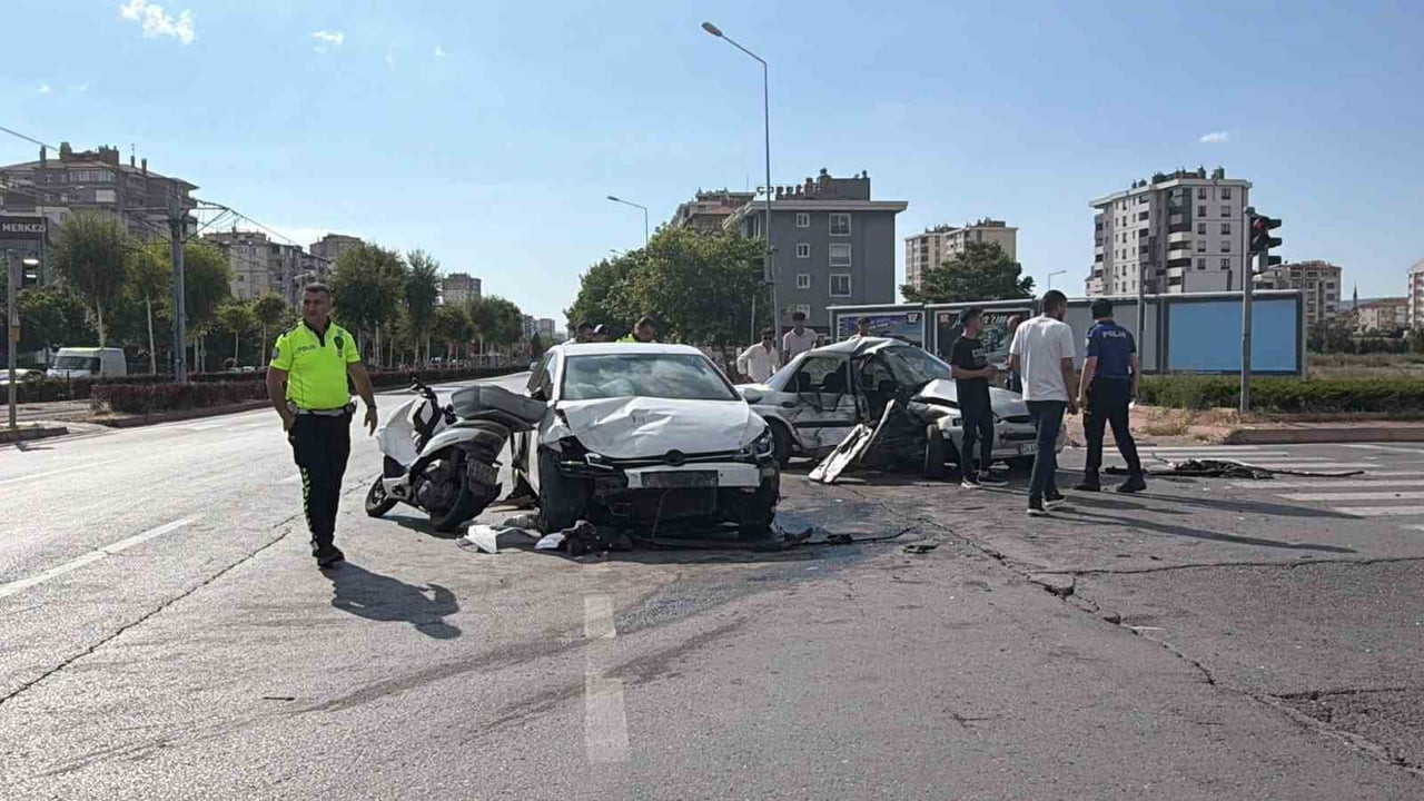 KAYSERİ’NİN MELİKGAZİ İLÇESİNDE 2 OTOMOBİL VE BİR MOTOSİKLETİN KARIŞTIĞI ZİNCİRLEME TRAFİK...