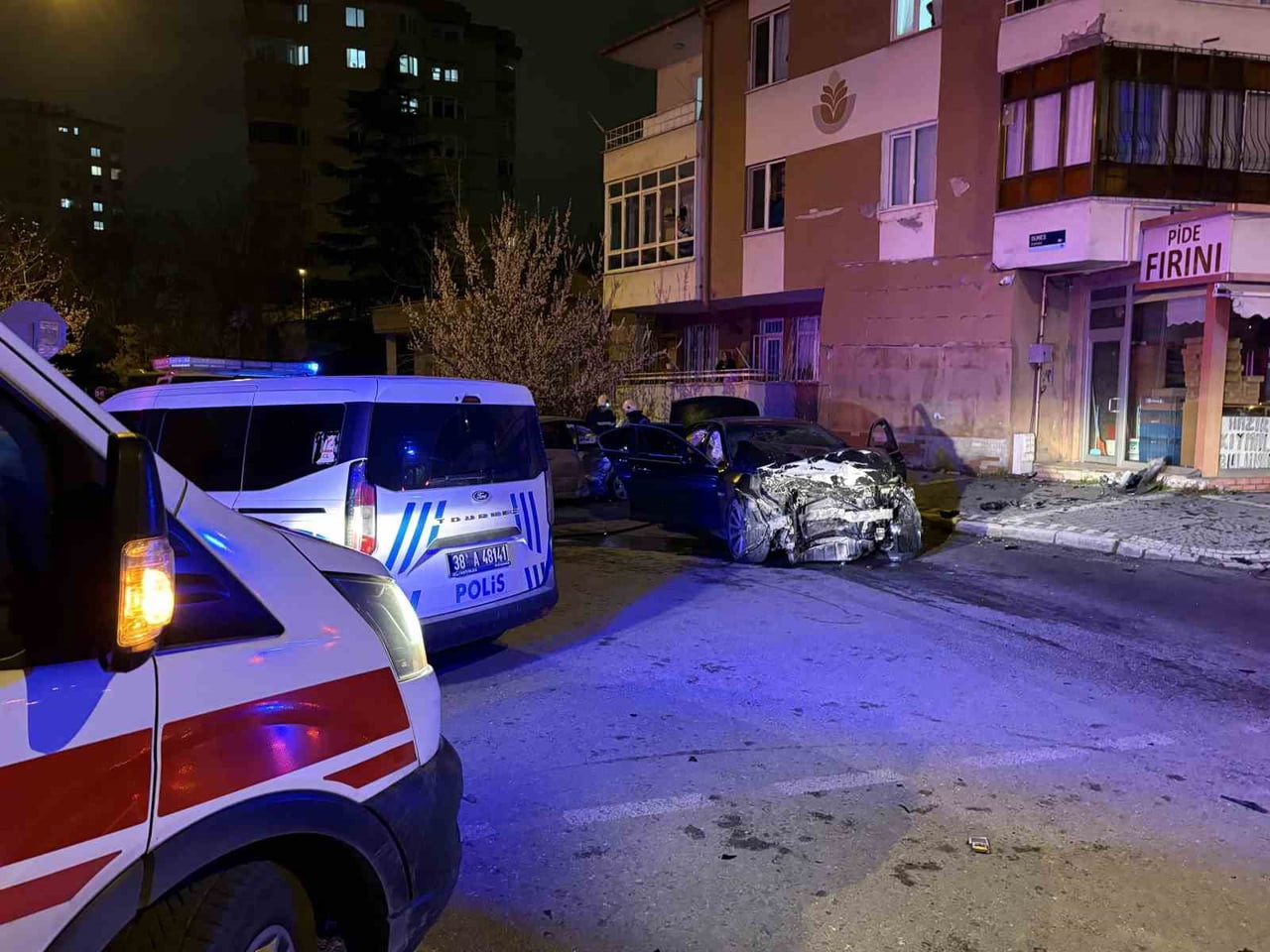 KAYSERİ’NİN MELİKGAZİ İLÇESİNDE 2 OTOMOBİLİN ÇARPIŞTIĞI TRAFİK KAZASINDA SAVRULAN BİR OTOMOBİL...