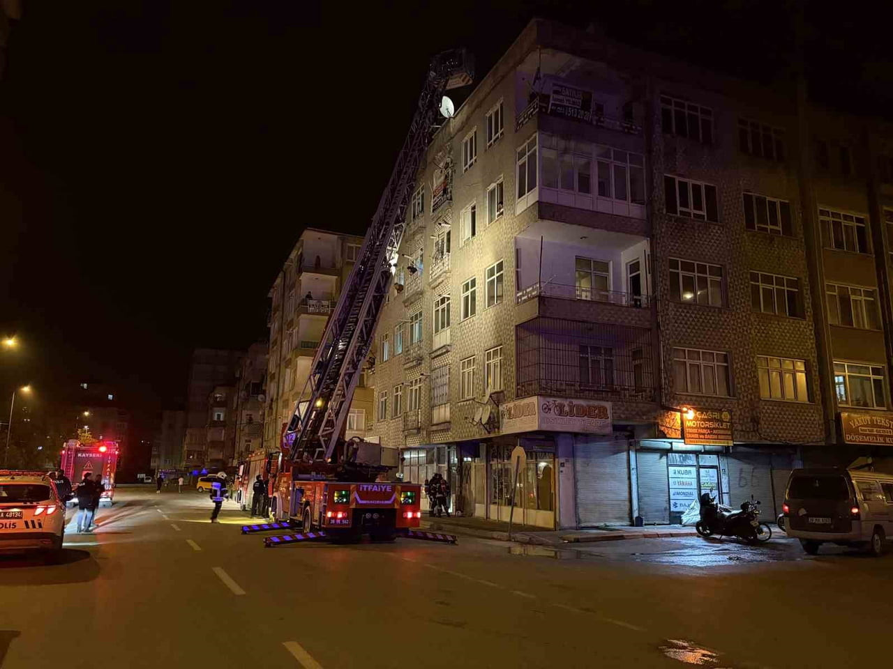 KAYSERİ’NİN MELİKGAZİ İLÇESİNDE 5 KATLI BİNANIN BODRUM KATINDA ATIK MADDELERİN ALEV ALMASIYLA...