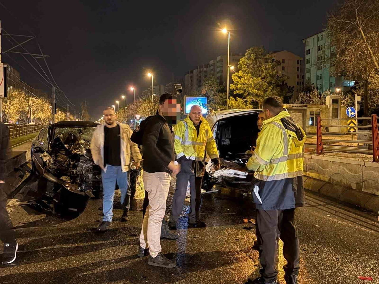 KAYSERİ’NİN MELİKGAZİ İLÇESİNDE GECE SAATLERİNDE REKLAM AFİŞİ DEĞİŞTİRMEK İÇİN YOL KENARINDAN...