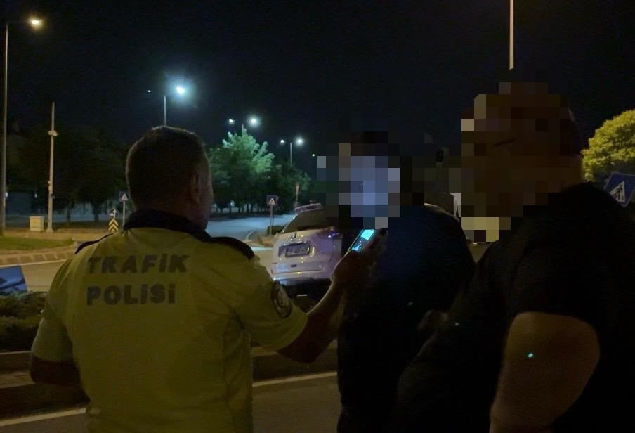 KAYSERİ’NİN MELİKGAZİ İLÇESİNDE KONTROLÜ KAYBOLAN SUV ARAÇ REFÜJE ÇIKARAK, BÜYÜK HASAR ALDI. KAZA...