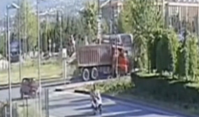 KAYSERİ’NİN MELİKGAZİ İLÇESİNDE TRAMVAY İLE KAMYONUN ÇARPIŞTIĞI KAZA ANBEAN GÜVENLİK KAMERASINA...