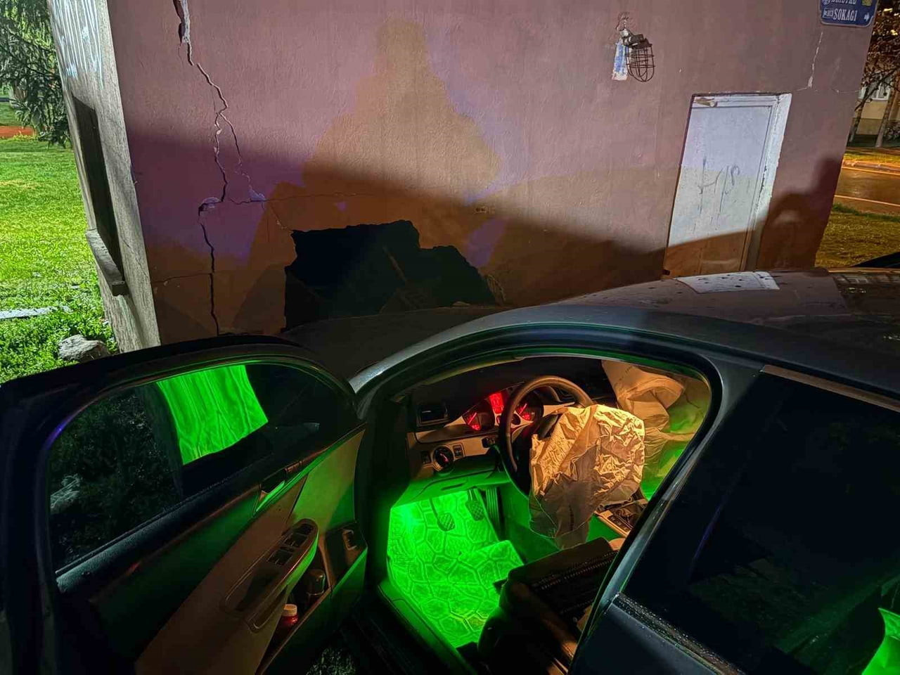 KAYSERİ’NİN MELİKGAZİ İLÇESİNDE YAĞIŞLI HAVADA KONTROLDEN ÇIKAN OTOMOBİL PARKA GİREREK, TEMİZLİK...