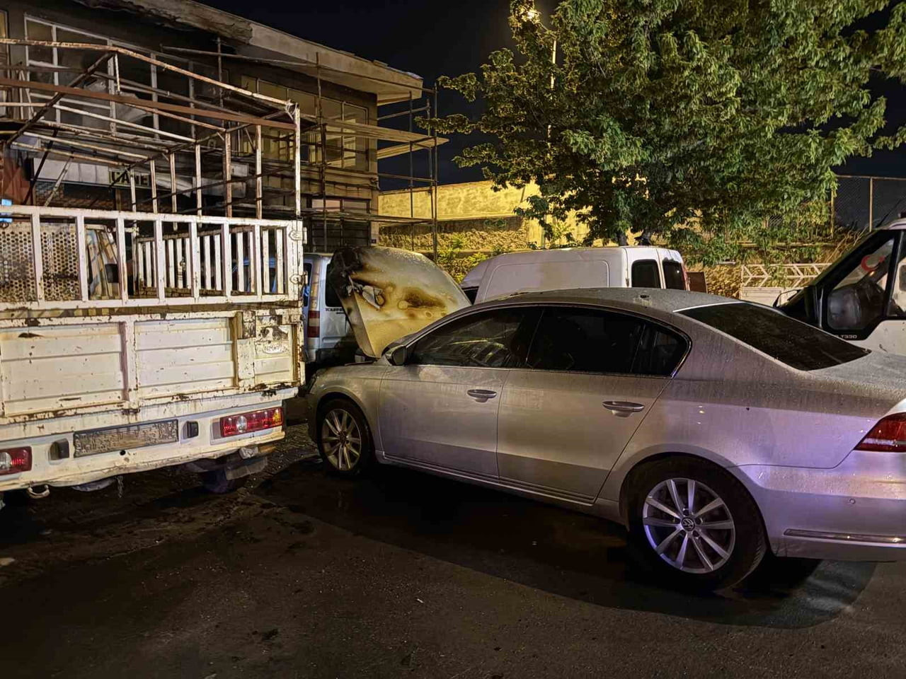 KAYSERİ’NİN MELİKGAZİ İLÇESİNDE YOLDA ARIZALANARAK, DUMAN ATAN OTOMOBİL SANAYİYE PARK EDİLMESİNİN...