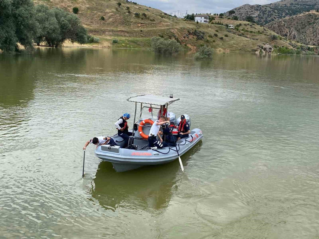 KAYSERİ’NİN ÖZVATAN İLÇESİNDE KIZILIRMAK NEHRİ'NDE AKINTIYA KAPILAN ÇOCUĞUNU KURTARMAK İÇİN SUYA...