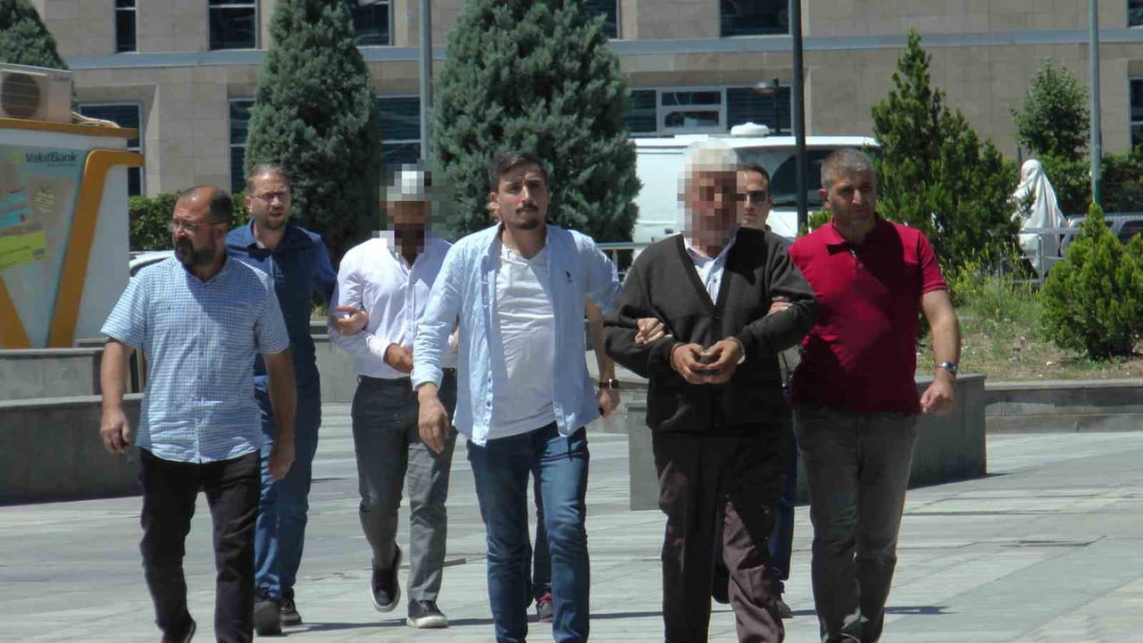 KAYSERİ’NİN TALAS İLÇESİNDE YOLCU ALMA MESELESİNDEN MESLEKTAŞLARI TARAFINDAN BİR TAKSİCİNİN...
