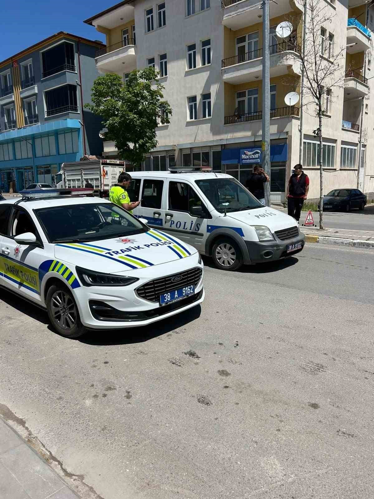 KAYSERİ’NİN TOMARZA İLÇESİNDE MEYDANA GELEN MOTOSİKLET KAZASINDA SÜRÜCÜ AĞIR YARALANDI.
