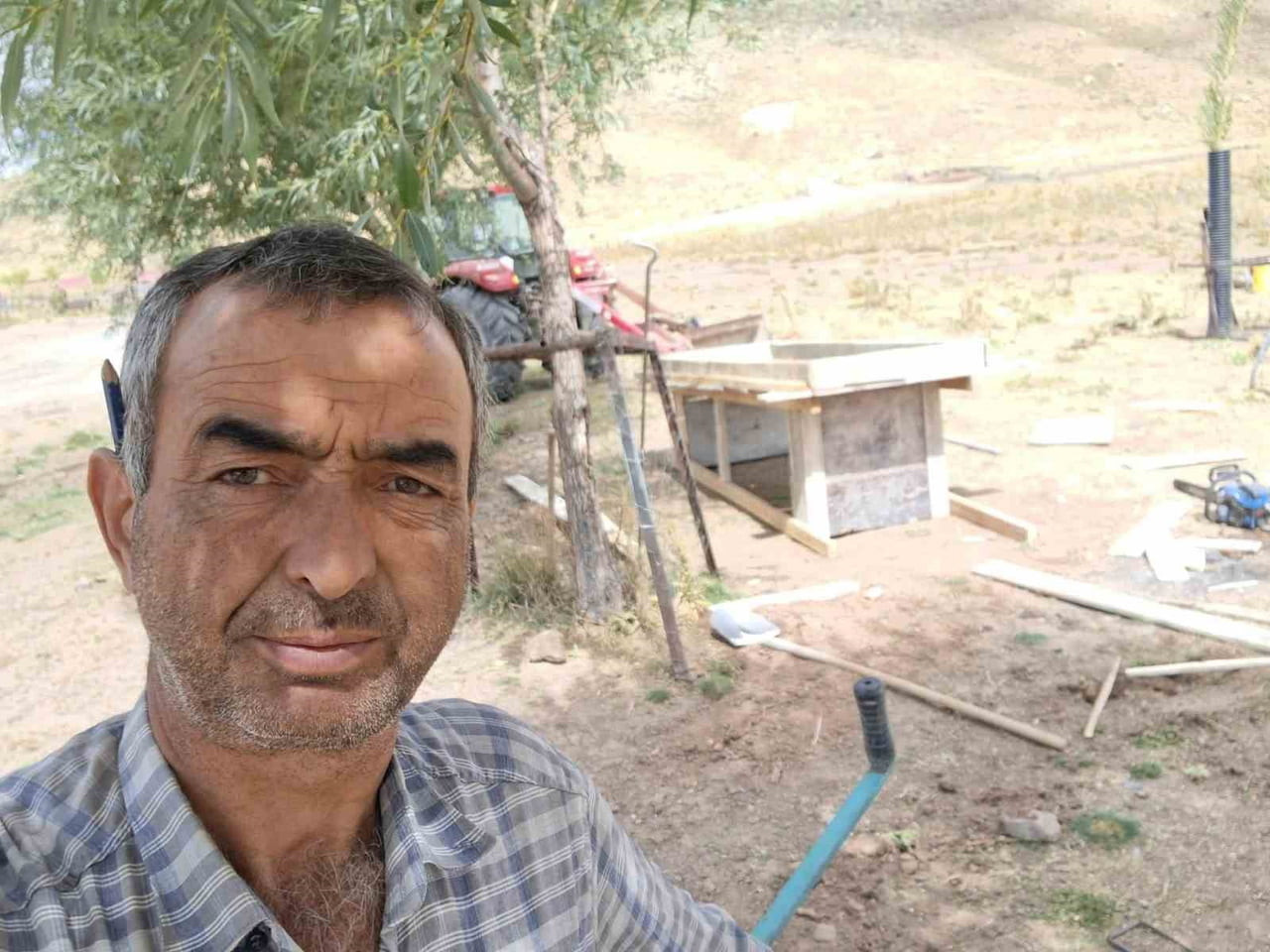 KAYSERİ’NİN TOMARZA İLÇESİNDE TRAKTÖRÜNE TARIM ALETİ TAKMAYA ÇALIŞTIĞI SIRADA SIKIŞAN ŞAHIS...