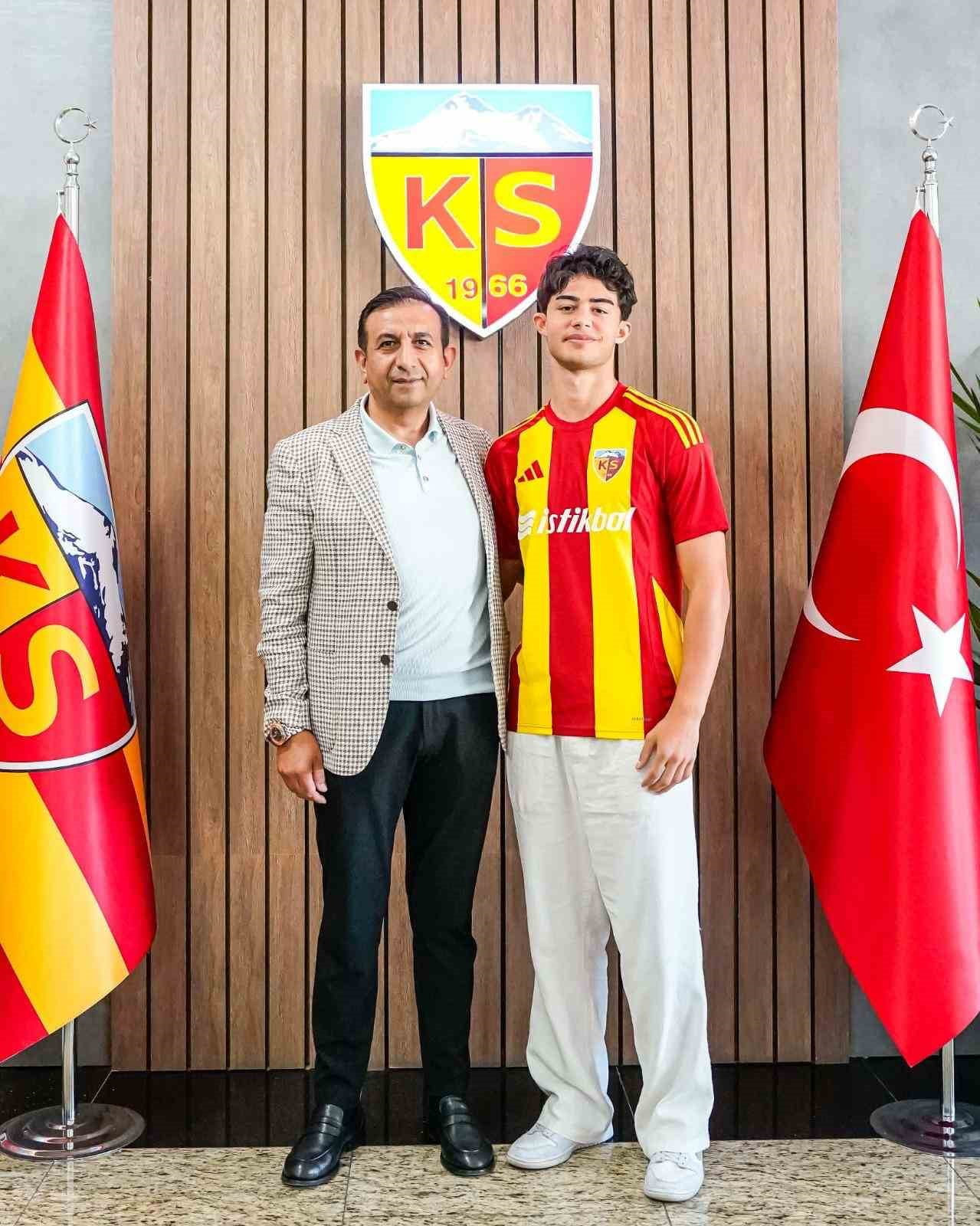 KAYSERİSPOR KULÜBÜ; GENÇ FUTBOLCU KAYRA CİHAN İLE SÖZLEŞME YENİLEDİ.