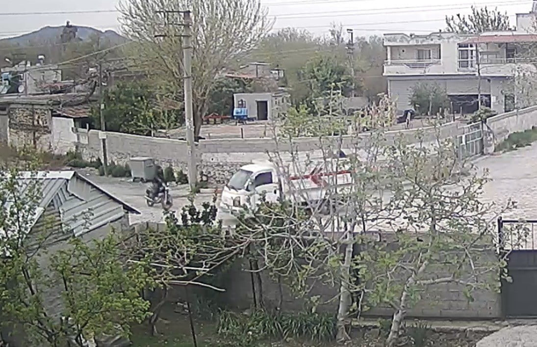 KAZA ANI BİR EVİN GÜVENLİK KAMERASINA YANSIDI.