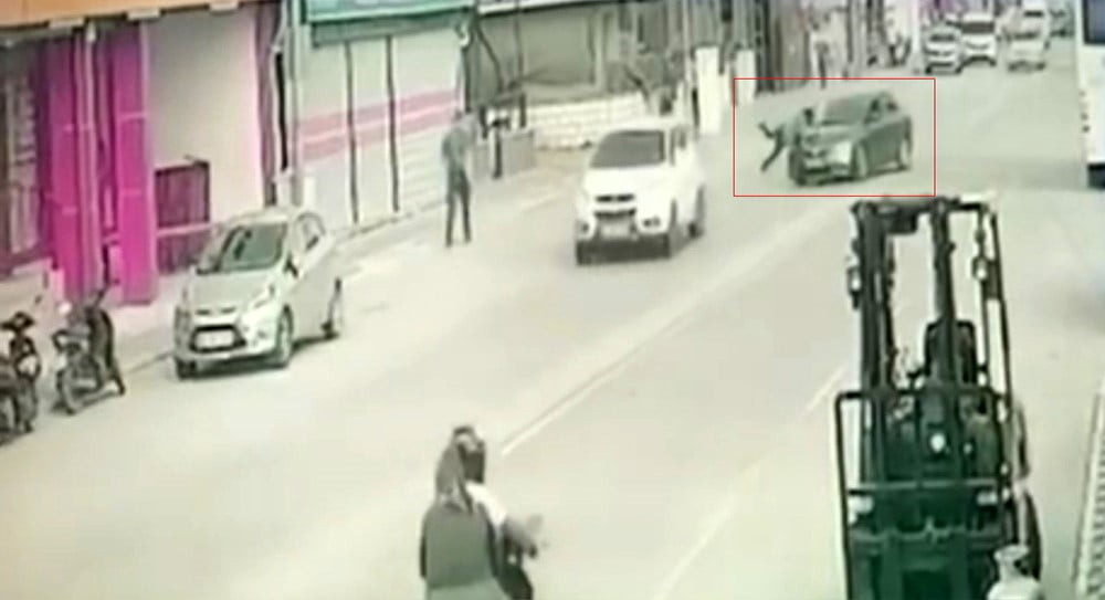 KAZA ANI, BİR İŞ YERİNİN GÜVENLİK KAMERASINA YANSIDI.