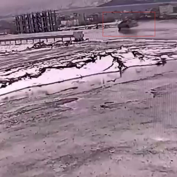 KAZA ANI BİR İŞYERİNİN GÜVENLİK KAMERASINA YANSIDI.