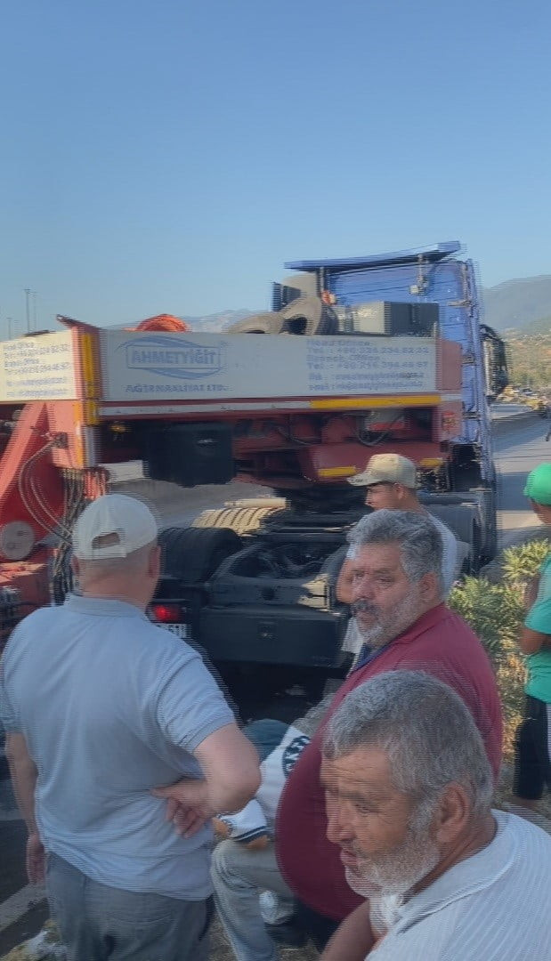 KAZA NEDENİYLE OLUŞAN UZUN ARAÇ KUYRUĞU VE EKİPLERİN ÇALIŞMALARI BİR MOTOSİKLET SÜRÜCÜSÜNÜN KASK...