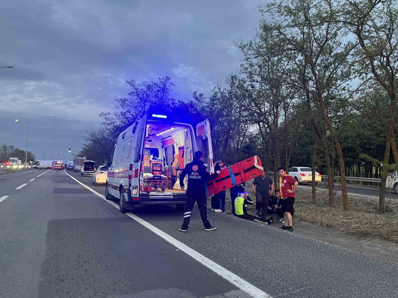 KAZA SONRASI TRAFİK GÜVENLİĞİNİ SAĞLAYAN POLİSE OTOMOBİL ÇARPTI