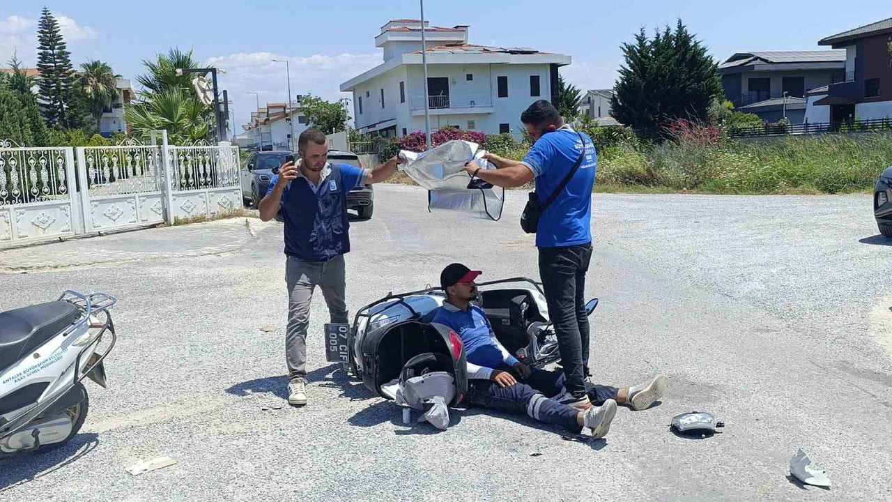KAZA YAPAN MESAİ ARKADAŞLARINI GÜNEŞTEN KORUMAYA ÇALIŞTILAR