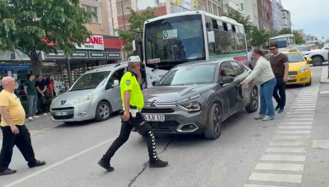 KAZA YAPAN SÜRÜCÜ, YOLU KAPATTI
