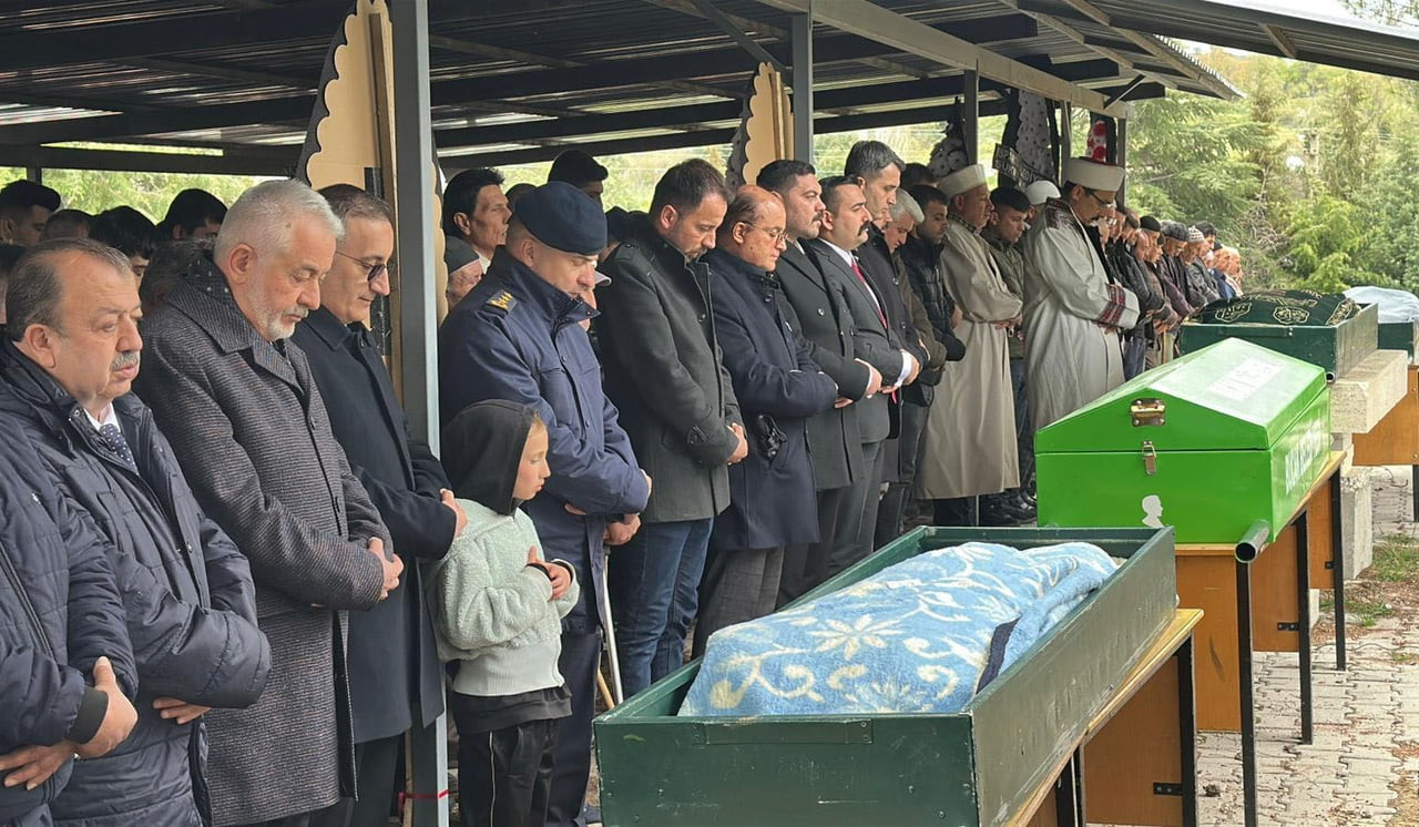KAZADA HAYATINI KAYBEDEN 4 KİŞİ YAN YANA KILINAN CENAZE NAMAZININ ARDINDAN TOPRAĞA VERİLDİ.