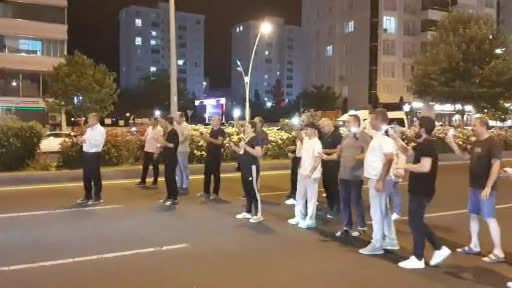 Kazada kaybettikleri yakınları için yolu kısa süreliğine ulaşıma kapattılar