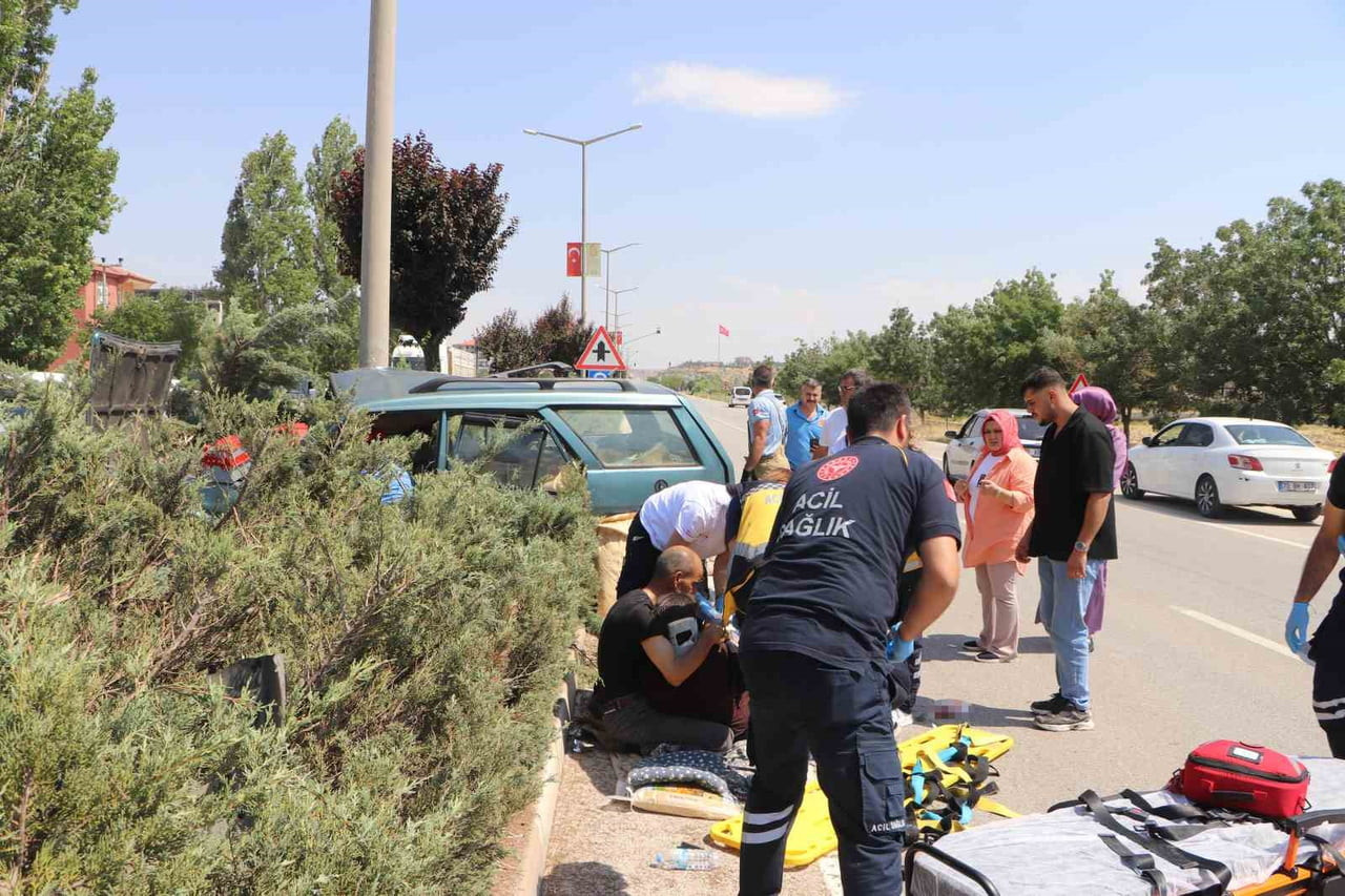 KAZADA OTOMOBİL HURDAYA DÖNERKEN SÜRÜCÜ YARALANAN EŞİNE SARILARAK BAŞINDA BEKLEDİ.