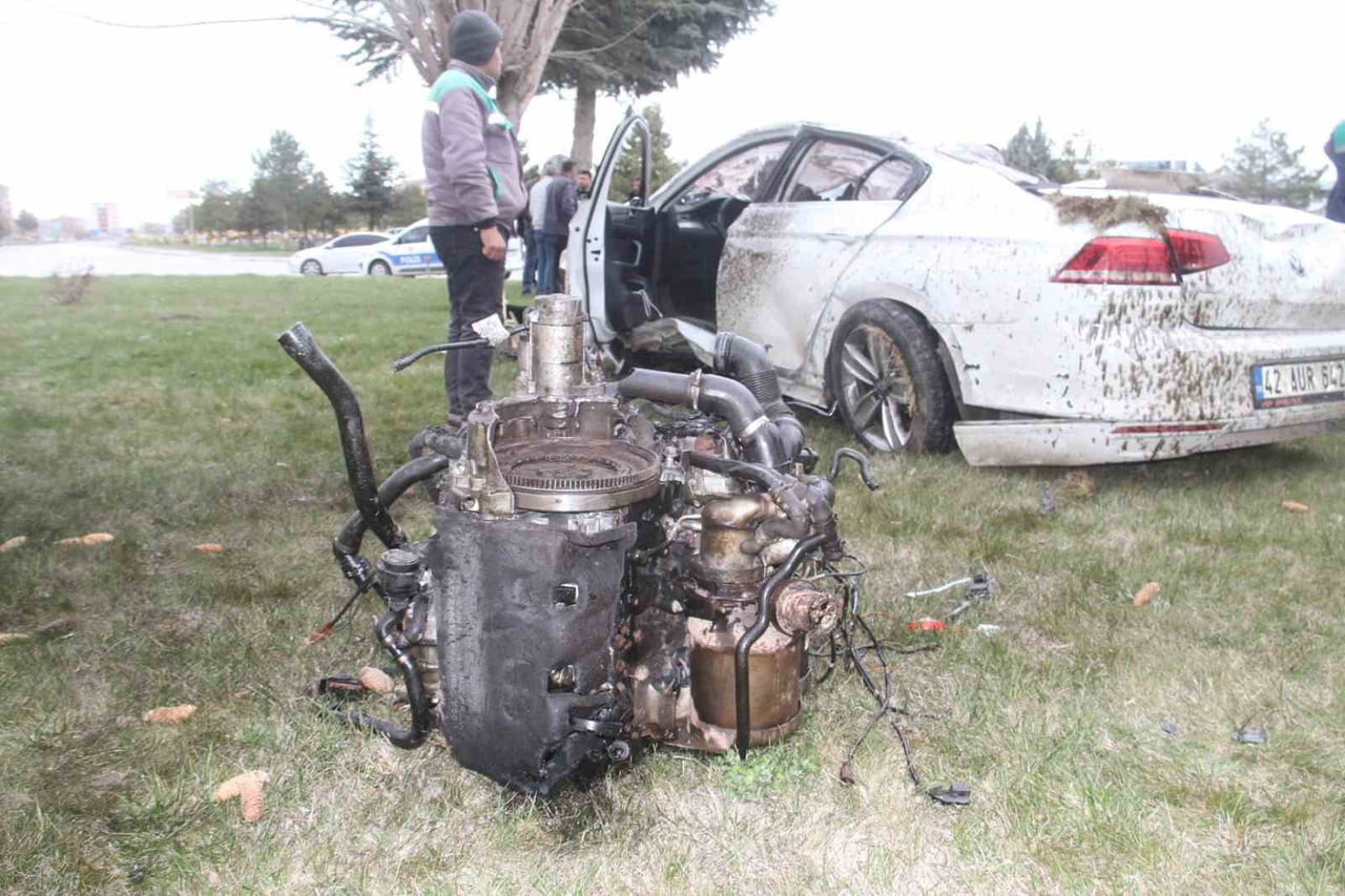 KAZADA OTOMOBİLİN MOTOR VE DİĞER AKSAMLARI YERİNDEN KOPARAK KAVŞAĞA VE GENİŞ BİR ALANA...