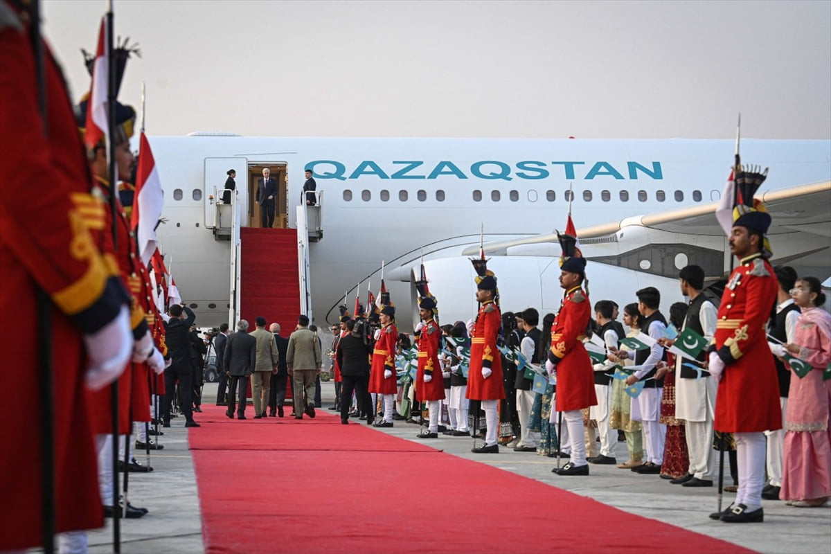 Kazakistan Cumhurbaşkanı Kasım Cömert Tokayev, resmi ziyaret kapsamında Pakistan'a gitti....