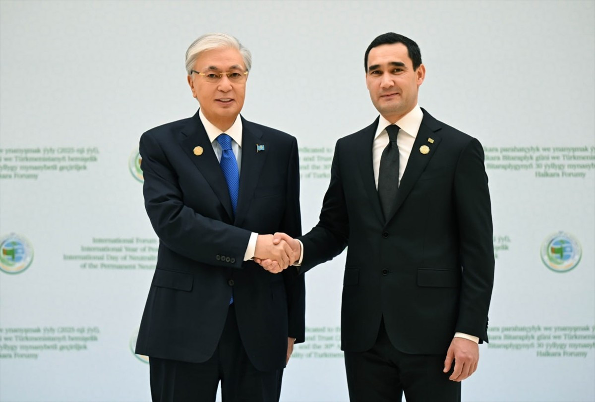Kazakistan Cumhurbaşkanı Kasım Cömert Tokayev (solda), Türkmenistan'ın başkenti Aşkabat'ta...