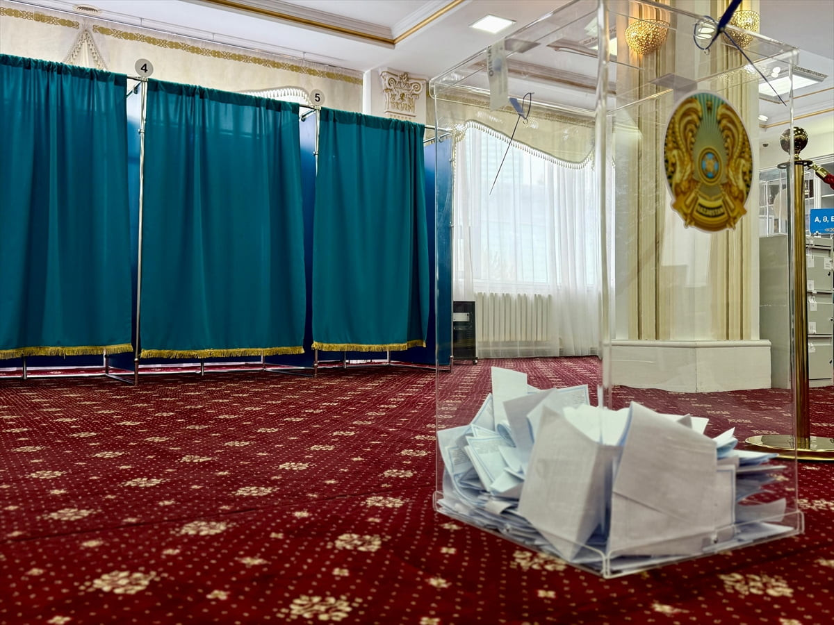Kazakistan'da halk, yeni anayasa taslağını oylamak için sandık başına gidiyor. Ülke genelinde...