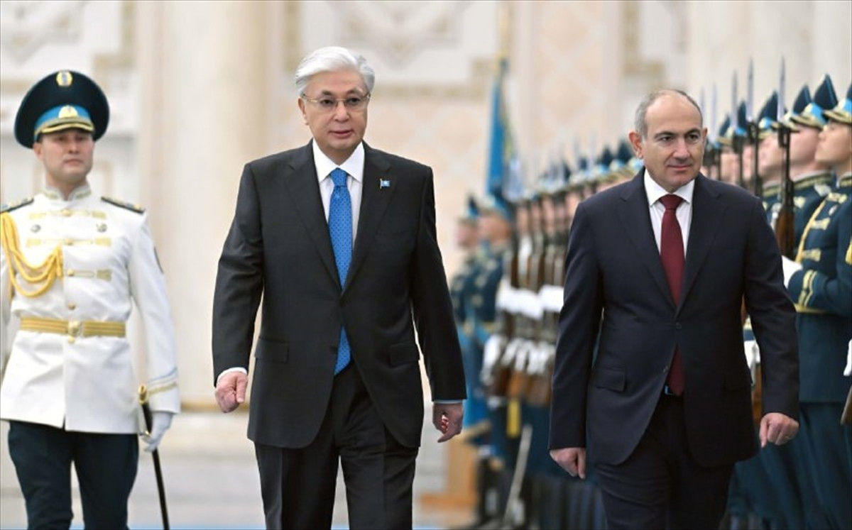 Kazakistan'da ilk kez resmi temaslarda bulunan Ermenistan Başbakanı Nikol Paşinyan (sağda)...