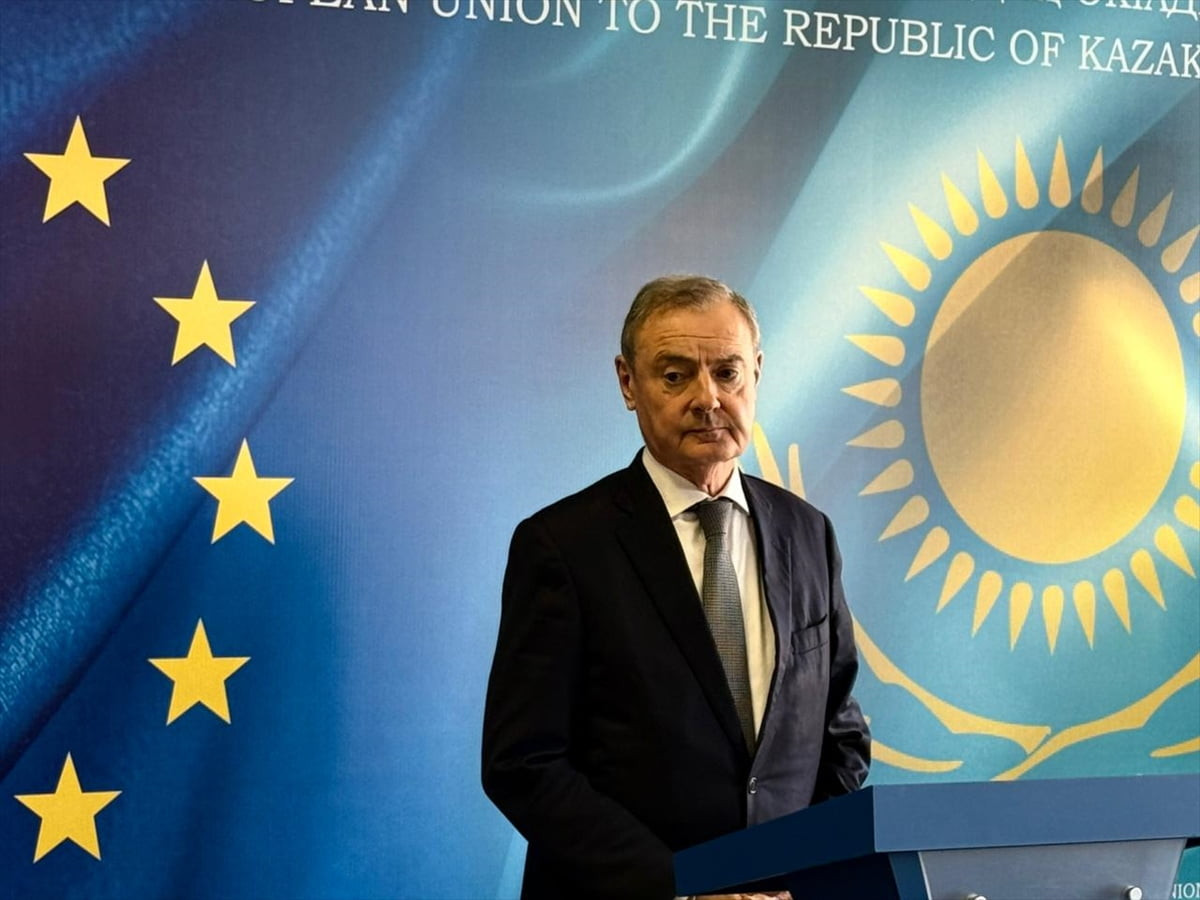 Kazakistan'da temaslarda bulunan Avrupa Birliği (AB) Yaptırımlar Özel Temsilcisi David O'Sullivan...