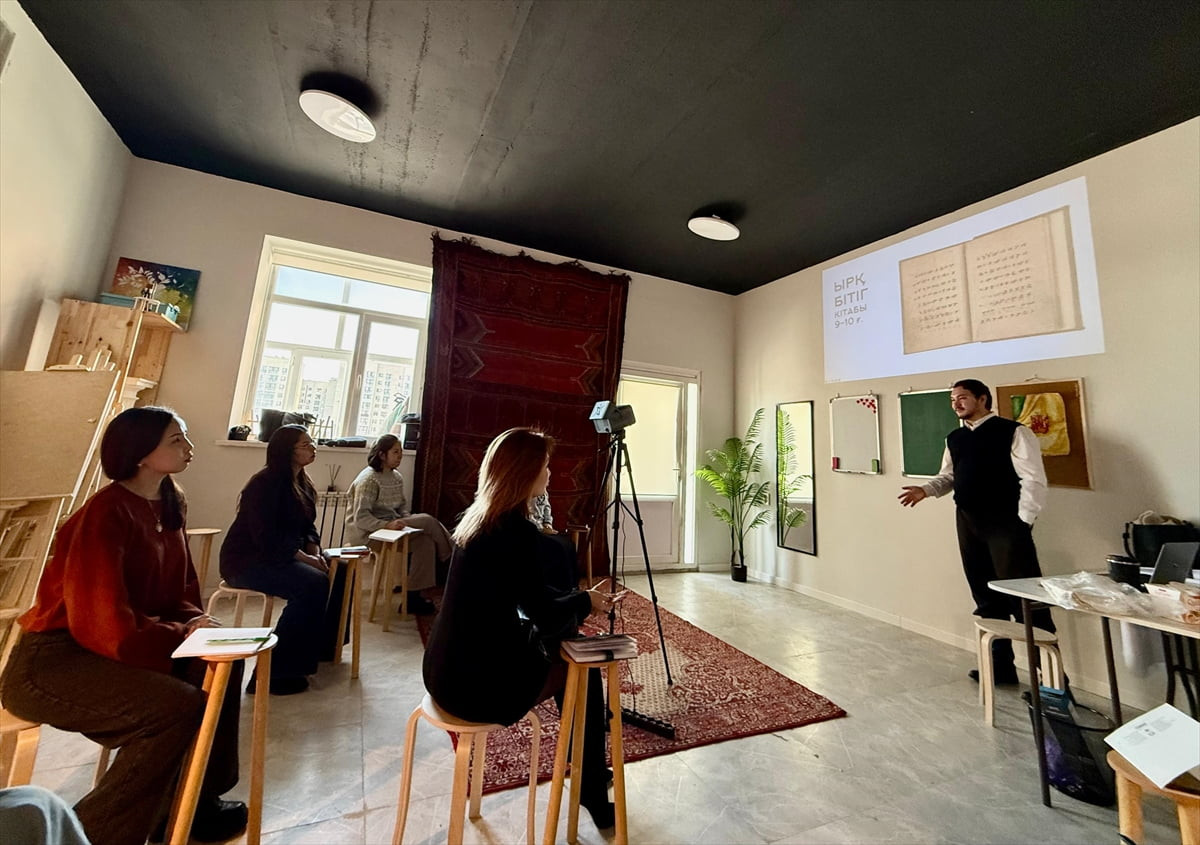 Kazakistan’da genç sanatçı Nurkoja Bauırjanulı, atölyesinde düzenlediği derslerle kadim Türk Runik...