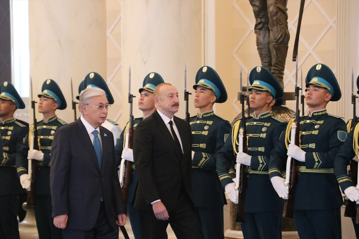 Kazakistan’da resmi temaslarda bulunan Azerbaycan Cumhurbaşkanı İlham Aliyev (sol 2), başkent...