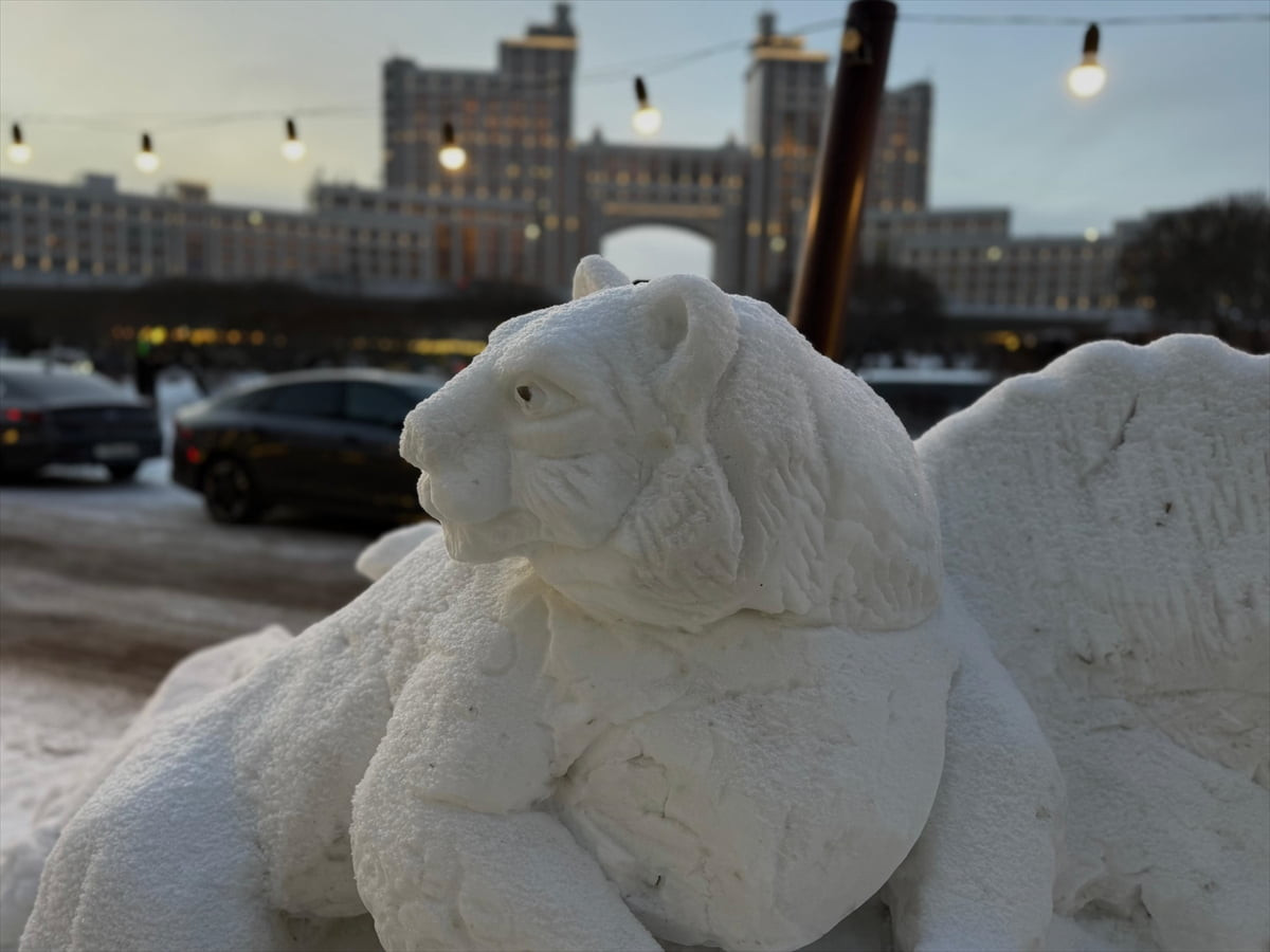 Kazakistan’ın başkenti Astana’da yaşayan İrik Şaymerdenov, çalıştığı restoranın önünde temizlediği...