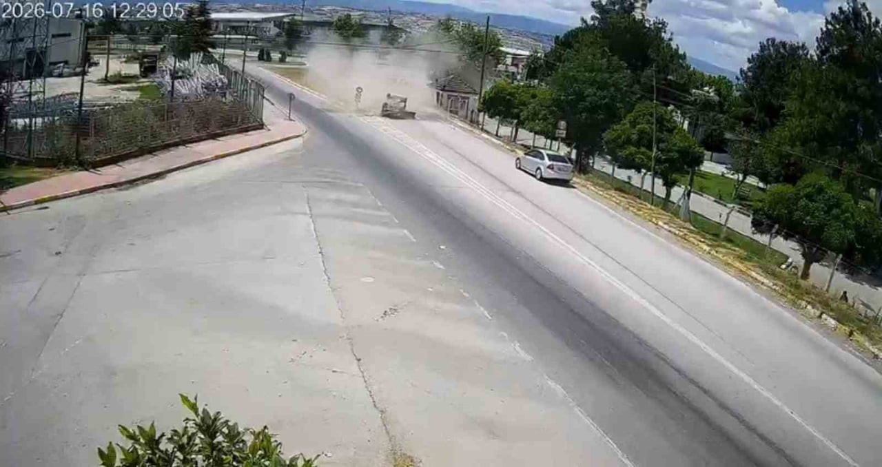 KAZANIN MEYDANA GELDİĞİ AN ÇEVREDE BULUNAN BİR İŞ YERİNİN GÜVENLİK KAMERASI TARAFINDAN SANİYE...