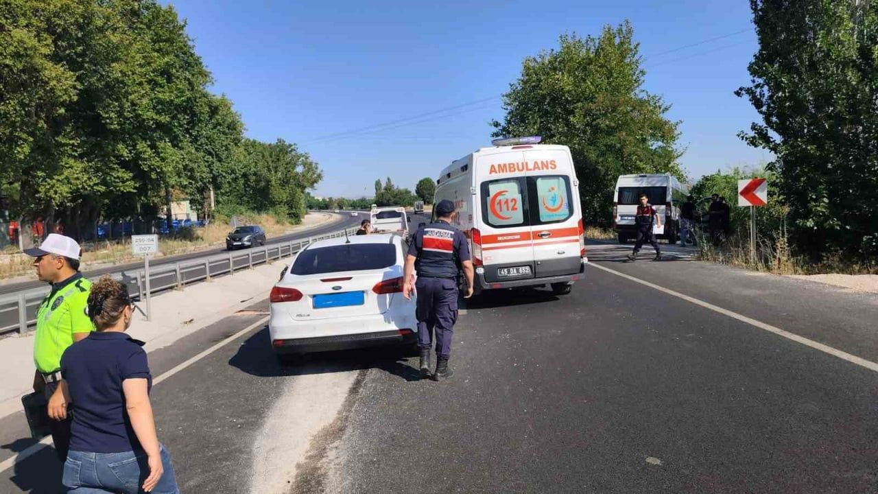 Kazaya karışan hemşire çift, yaralı sürücü için seferber oldu