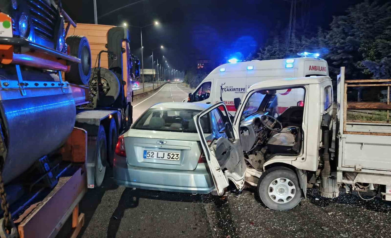 KAZAYA KARIŞAN KAMYONET VE OTOMOBİL