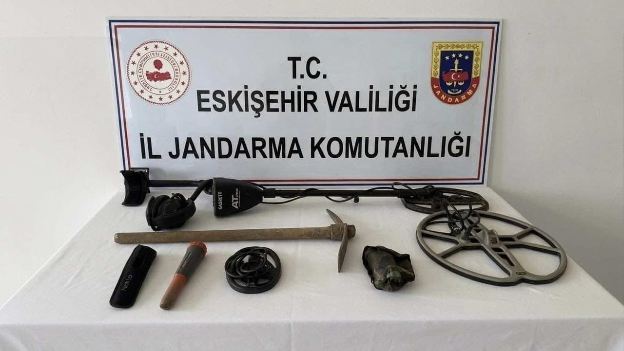 KAZI ALANINDA YAPILAN İNCELEMELERDE ŞÜPHELİLERE AİT OLDUĞU TESPİT EDİLEN 1 ADET DEDEKTÖR, 1 ADET...