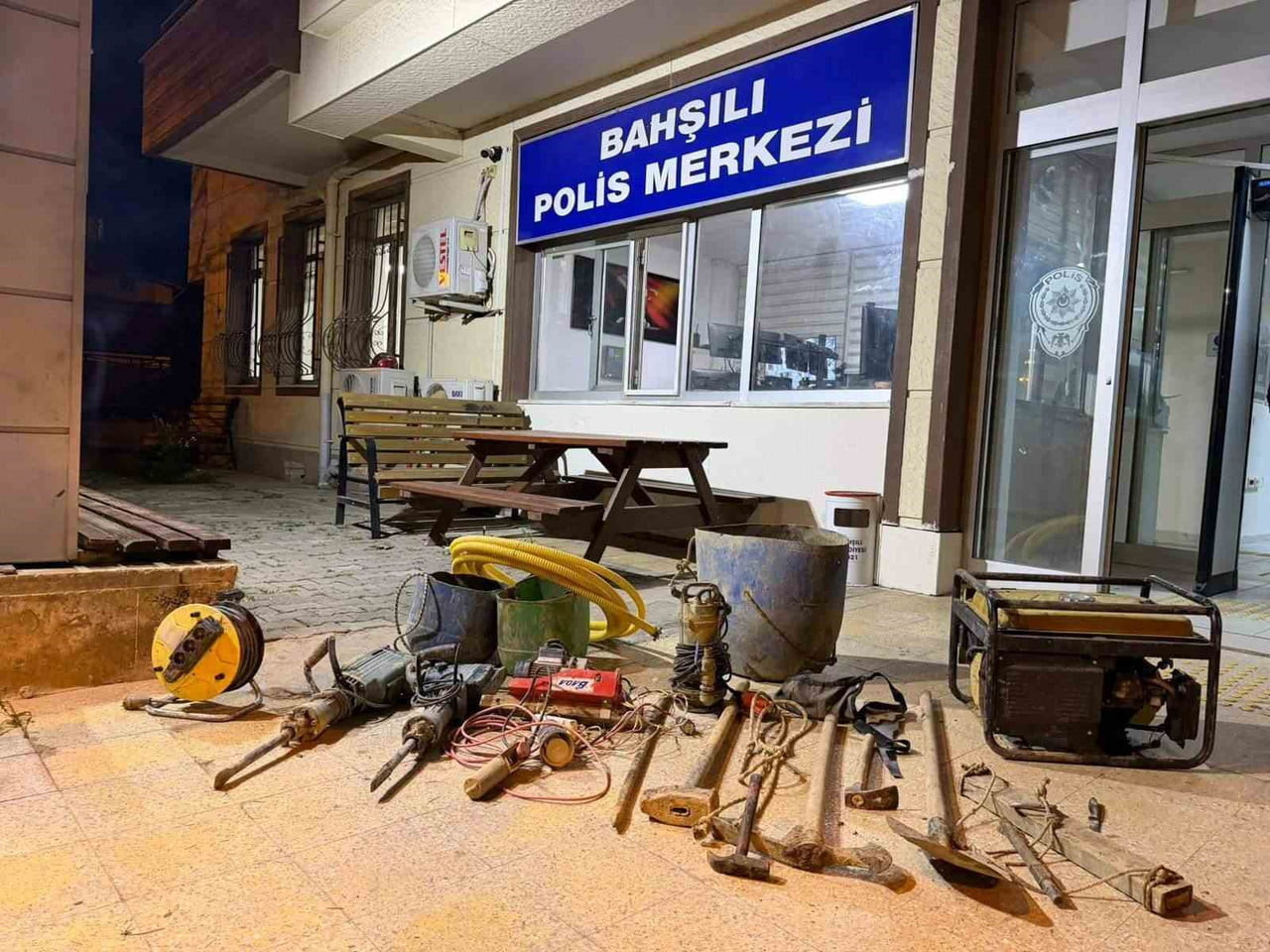 KAZIDA KULLANILDIĞI DEĞERLENDİRİLEN 1 JENERATÖR, 2 HİLTİ, 1 DALGIÇ POMPA, 1 MOTORLU MAKARALI...