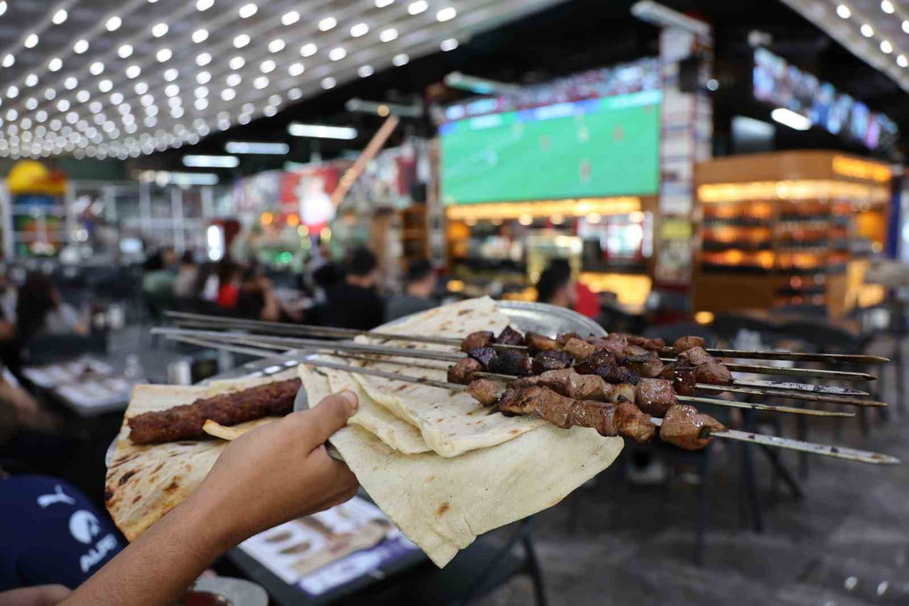 KEBABIN BAŞKENTİ ADANA'DA A MİLLİ FUTBOL TAKIMI'NIN DÜNYA KUPASI KARŞILAŞMASI, BİR KEBAPÇIDA...
