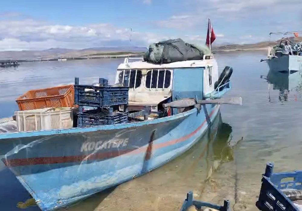 KEBAN BARAJ GÖLÜ'NDE BALIKÇILAR AV YASAĞI NEDENİYLE TEKNELERİNİ KARAYA ÇEKTİ.